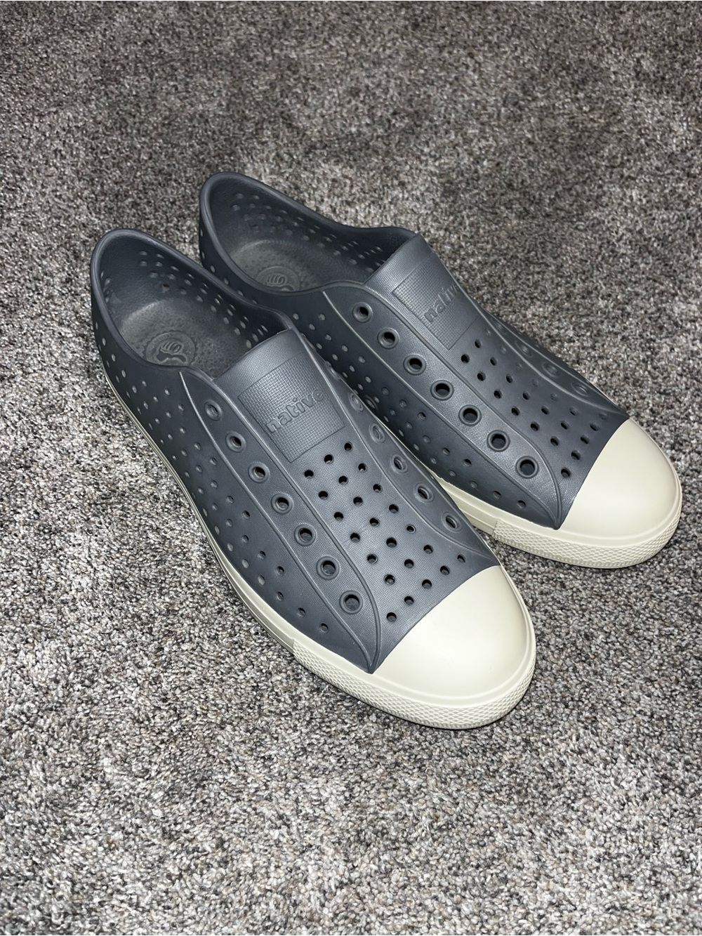 Native gray men’s 9 sandals euc